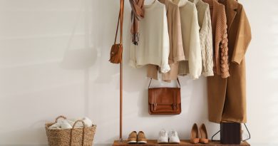 Intérieur d'un dressing moderne avec des étagères de chaussures et de vêtements féminins élégants.