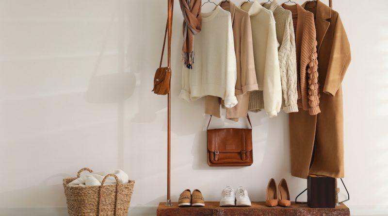 Intérieur d'un dressing moderne avec des étagères de chaussures et de vêtements féminins élégants.