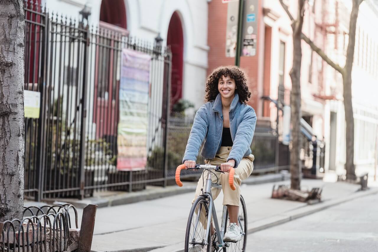 femme qui roule en vélo urbain