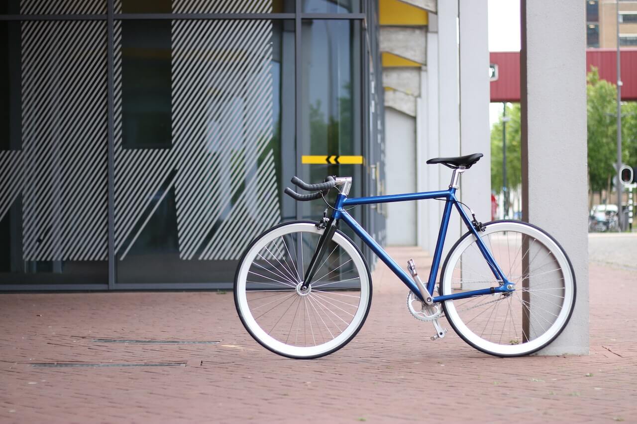 vélo urbain garé en ville